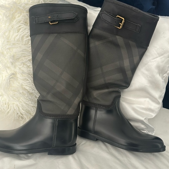 Burberry Rain/Winter boots - Picture 1 of 4